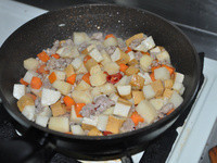 接著放入已蒸熟的筍丁與豆干丁一起拌炒，並加入一大匙薄鹽醬油悶炒一下
