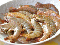 選用安永鮮物-新鮮白蝦
以剪刀將蝦頭稍剪掉1/3及剪去蝦鬚，才會避免刺傷及美觀