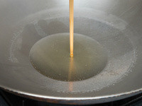 小火倒油進鍋內，等到筷子放進去有小泡泡時就可以準備下鍋囉。