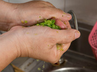要將切好的芹菜末用手擠出水份。