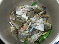 將洗淨切好塊的螃蟹放入鍋內