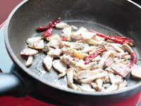 先把乾辣椒與鹹豬肉煸香出油