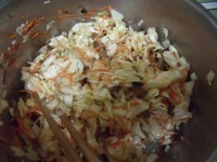高麗菜切小片,加1大匙的塩,醃約5~10分鐘出水,擠乾水份,胡蘿蔔刨絲,在跟香菇跟調味料拌勻成為內饀。