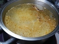 放入湯鍋後，加入水與酒，煮開後轉小火煮30分，熄火前加入鹽調味