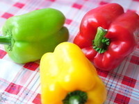 黃綠紅彩椒，是不是美極了~
不但顏色鮮亮，還含有強大抗氧化功能，亦可抗白內障、心臟病及癌症，還有防止身體老化及活化體類細胞。
選甜椒時要選擇外皮緊實、表面光澤最好，越紅的甜椒養分也越多；它含有豐富的維他命C及椒紅素，極具抗氧化功能；可以生吃、清炒!