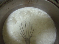 鍋中放入在來米粉跟太白粉,再加水攪拌均勻後,放入蘿蔔絲跟胡椒粉拌勻。