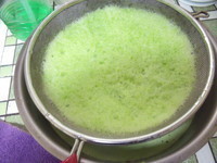 菠菜半斤加1000g的水,用果汁機打成汁後,過濾。