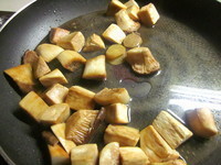 鍋中放黑麻油爆香薑片,之後放入杏鮑菇拌炒,醬油.米酒沿鍋邊倒入嗆香,再加入醬油膏一同炒