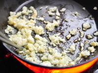 另外準備橄欖油以低溫將蒜末煸香，再加入少許的鹽巴略炒