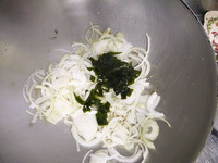 洋蔥變軟之後，加入新鮮海帶一起炒。
在日本，昆布在熬完湯後會撈起來丟掉，但是新鮮的海帶煮味噌湯也很適合，所以跟著洋蔥一起炒，等等去熬湯。