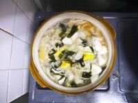 把蔬菜通通移到鍋子裡，白菜也可以在這時候加進去。