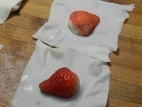 草莓對切，包入餛飩皮中